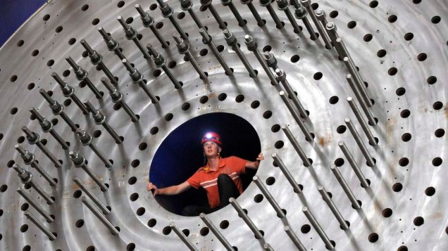 Trabalhador inspeciona lâmina de rotor de uma turbina eólica na cidade de Bremerhaven, Alemanha Trabalhador inspeciona lâmina de rotor de uma turbina eólica na cidade de Bremerhaven, Alemanha