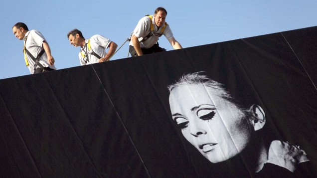 Cartaz do 64º Festival de Cannes, que abre na próxima quarta-feira, no Palácio de Cannes, sudeste da França