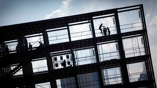 Homens trabalham na construção de um edifício na Cidade de Cingapura