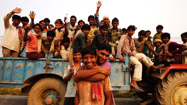 Trabalhadores transportados em caminhão durante os preparativos do GP da Índia de F1 em Noida, na Índia