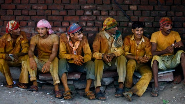 Trabalhadores em fábrica de temperos na cidade de Noida, Índia