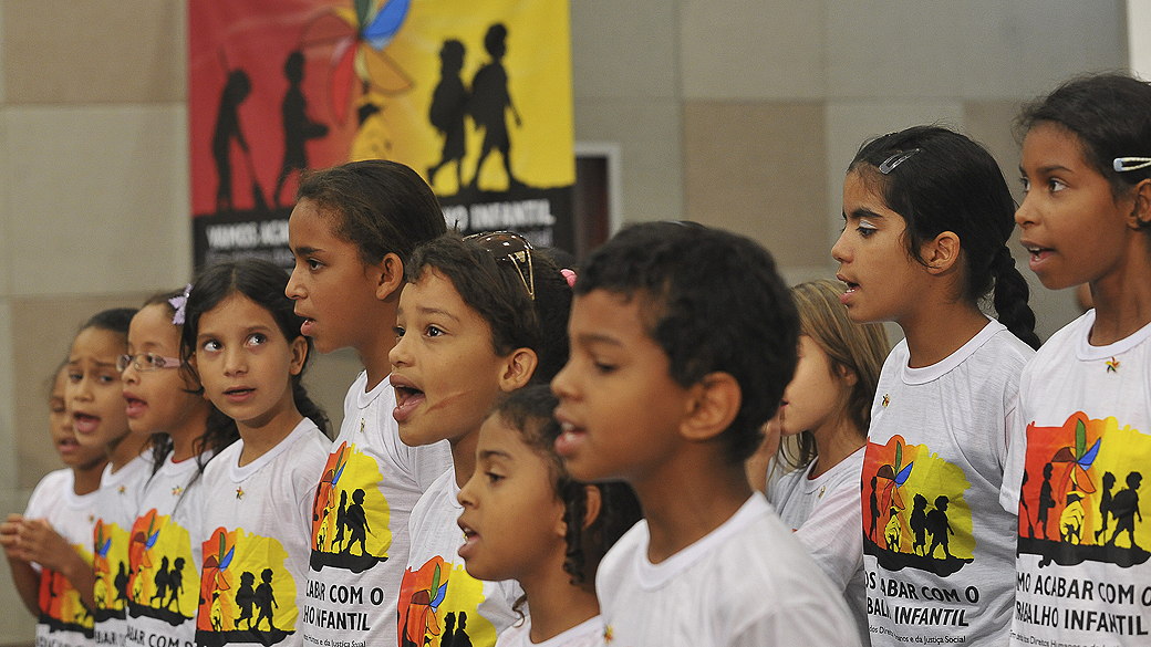 Crianças, da Estrutural, uma das áreas mais pobres do Distrito Federal, participam do lançamento da campanha do Dia contra o Trabalho Infantil 2012, cujo lema neste ano é 'Vamos acabar com o Trabalho Infantil'