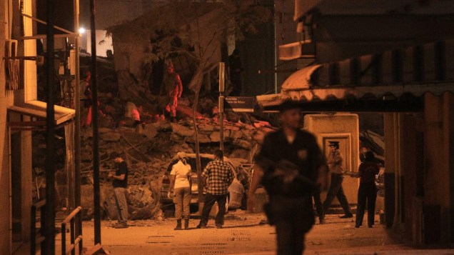 Trabalhos de resgate após o desabamento de prédios na Cinelândia, centro do Rio de Janeiro