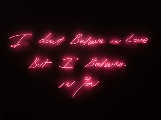 Obra de Tracey Emin integrande da exposição <em>You Dont Believe in Love But I Believe in You</em>