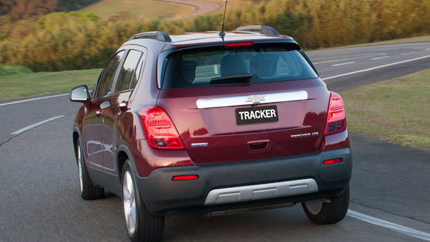 Tracker entra no mercado na versão mais cara, LTZ, com ar-condicionado, bancos em couro, rodas de liga leve aro 18, airbag duplo frontal e freios ABS com EBD