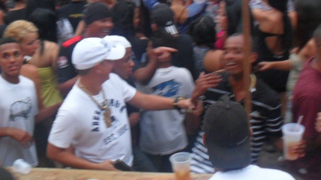 De boné branco, o traficante Luís Fernando Nascimento Ferreira, o Nando Bacalhau, com uma pistola, em uma festa no Morro do Chapadão