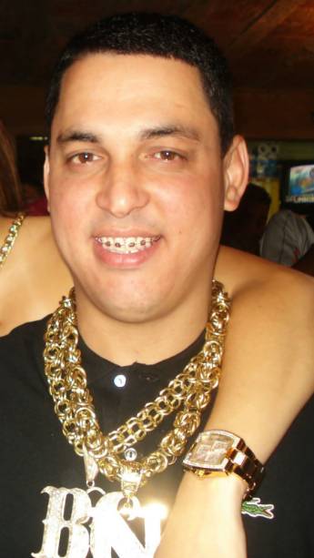 O traficante Nando Bacalhau exibe sua coleção de cordões de ouro