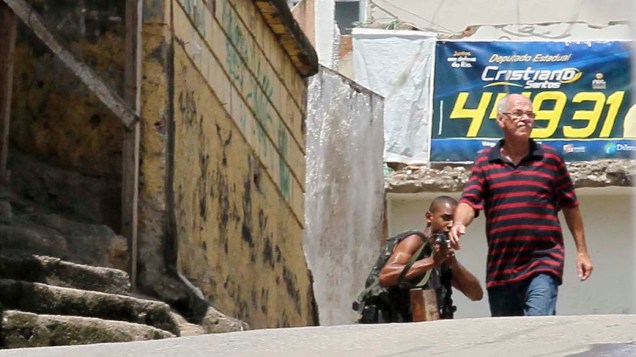 Na sexta-feira, dia 26 de novembro, traficante é visto na favela da Grota, no Rio de Janeiro
