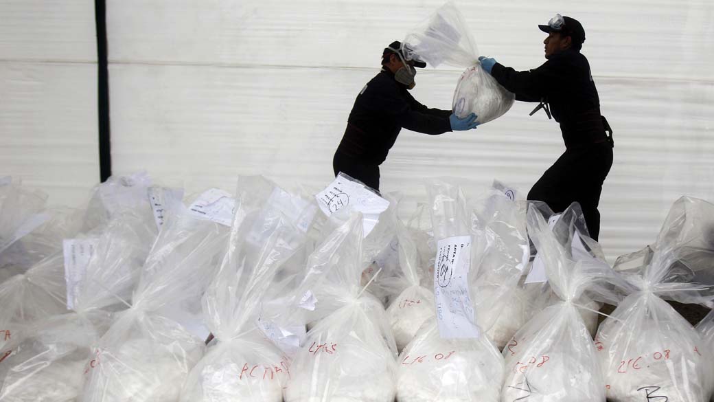 Políciais levam cocaína apreendida para incinerador em Lima, Peru