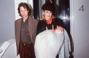 traicao-famosos-06-original.jpeg Mick Jagger e Jerry Hall se separaram depois que o roqueiro a traiu com a apresentadora brasileira Luciana Gimenez.