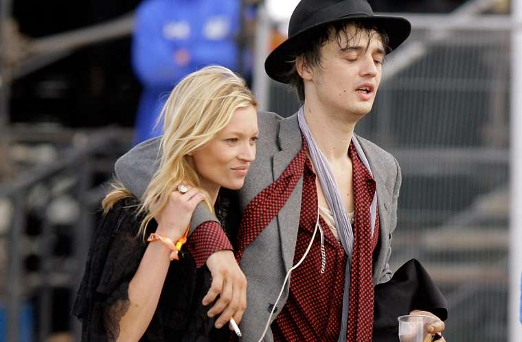 A modelo Kate Moss se separou de Pete Doherty depois que viu fotos do namorado com outra mulher em uma boate londrina.