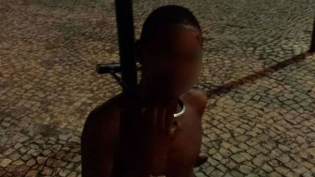 Adolescente preso a um poste com uma tranca de bicicleta, no Flamengo, Zona Sul do Rio