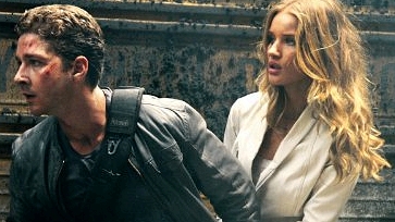 Cena de 'Transformers: O Lado Oculto da Lua', com Shia LaBeouf e Rosie Huntington-Whiteley