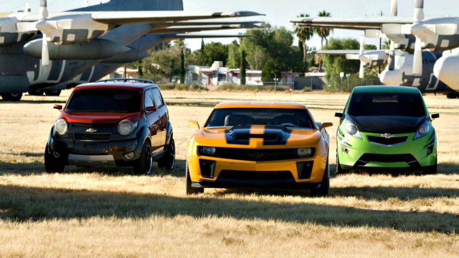 Bumblebee (Chevrolet Camaro) é acompanhado por outros dois Chevrolet, um Trax (à esquerda) e um Beat (à direita), em Transformers: A Vingança dos Derrotados (2009)