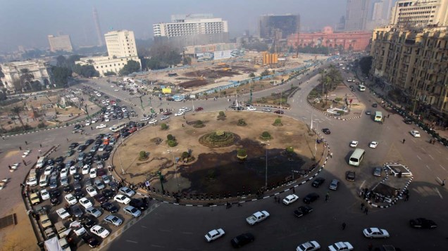 Tráfego de carros na praça Tahrir, centro do Cairo, onde a rotina volta ao normal