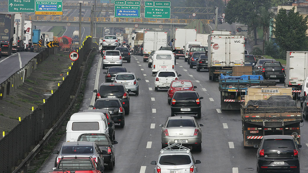 Movimentação intensa de veículos na Via Dutra, no sentido capital, região do Parque Novo Mundo