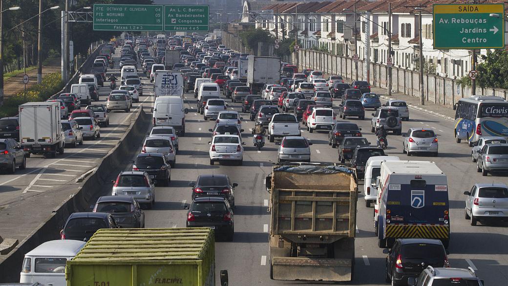 Vista da Marginal Pinheiros na altura da Ponte Eusébio Matoso, na manhã desta quarta-feira. As greve no metrô e na CPTM complicam o trânsito em São Paulo