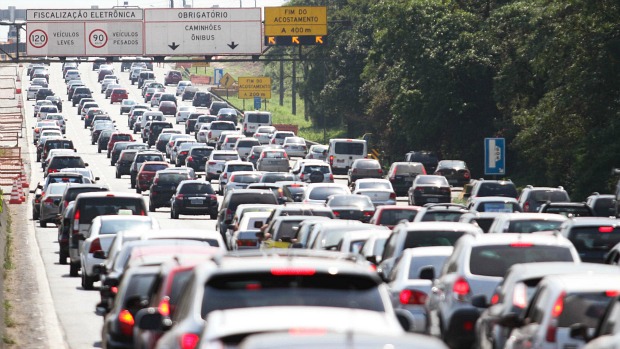 Trânsito intenso na Rodovia Imigrantes, sentido São Paulo, no início da tarde deste domingo