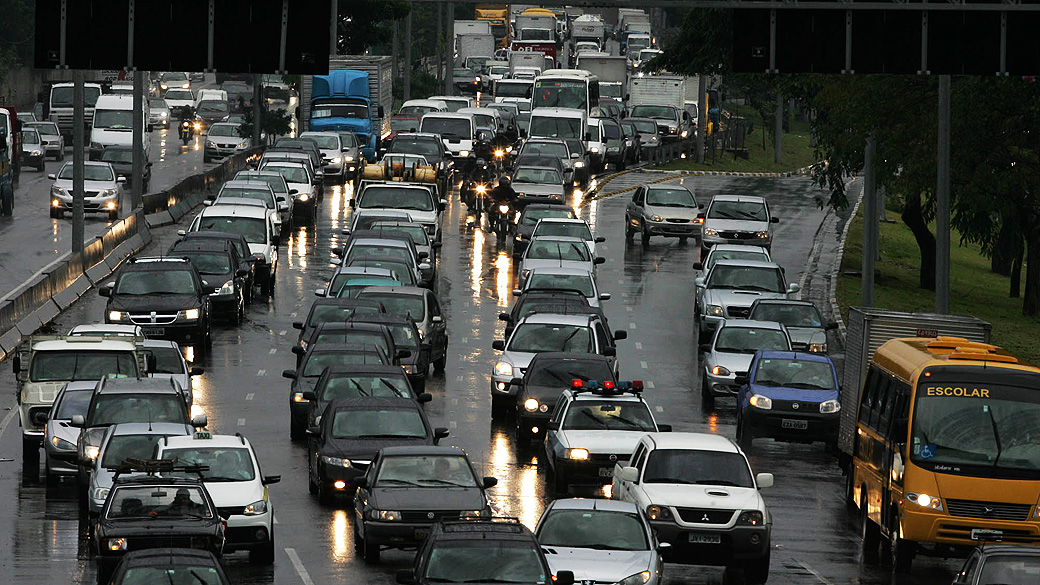 Marginal Tietê com trânsito congestionado após acidente