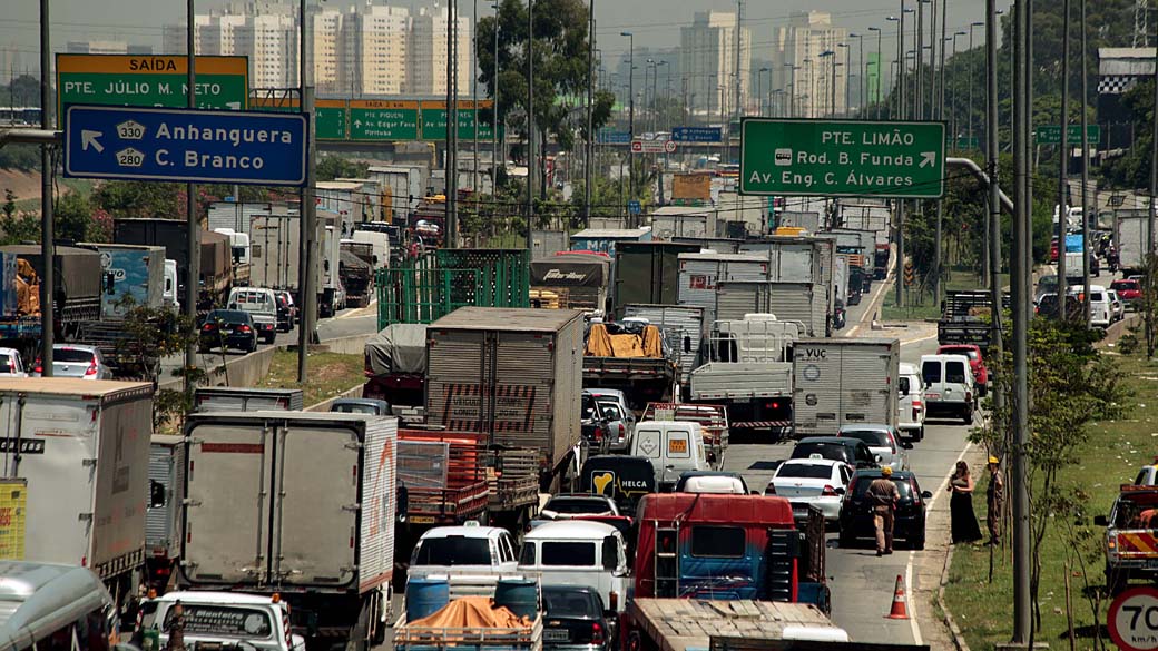 Congestionamento na marginal Tietê (sentido Castello Branco) - A cidade de São Paulo registrava 159 km de congestionamento por volta das 11h desta terça-feira (06/03)