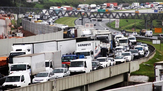 O trânsito na cidade de São Paulo apresenta lentidão na manhã desta quarta-feira (14), véspera de feriadão