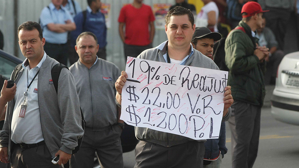 Movimentação de funcionários em frente a Viação Osasco (SP), na Grande São Paulo