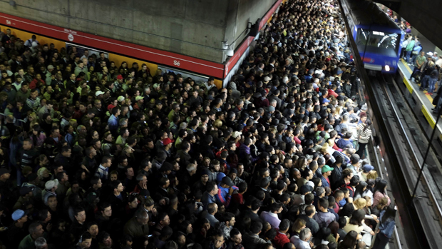 Usuários na estação Sé do metrô, em São Paulo