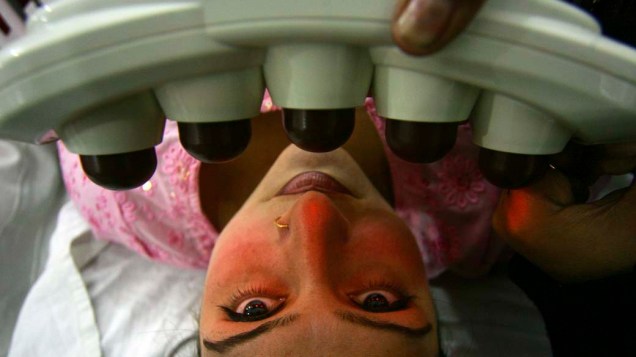 Mulher recebe tratamento de pele gratuito, oferecido pela companhia coreana Nuga Medical Company na cidade de Jamu, Índia