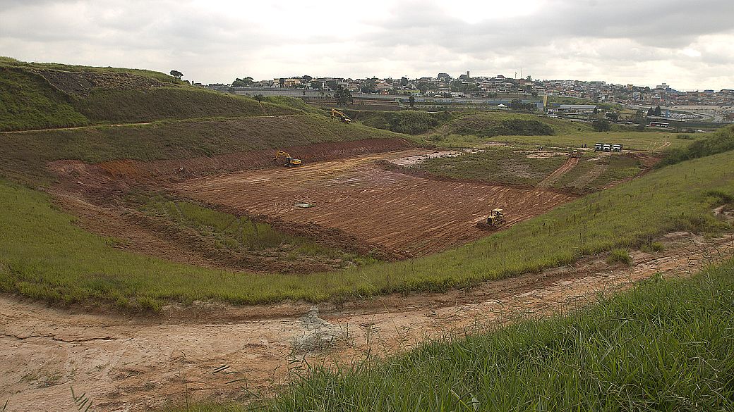 Tratores trabalham no terreno onde será construído o estádio do Corinthians, em Itaquera