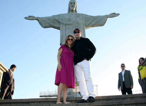 Travolta e a mulher, Kelly: dois turistas no Cristo Redentor
