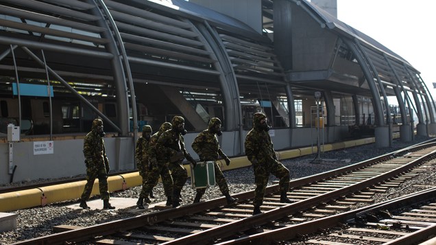 No Rio de Janeiro, militares participaram neste sábado (31) de uma série de exercícios de simulação para a segurança da Copa do Mundo de Futebol de 2014. Diferentes áreas da Defesa Civil estão recebendo treinamento