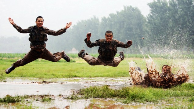 Soldados durante uma sessão de treinamento em uma base militar em Jinan, província de Shandong, China