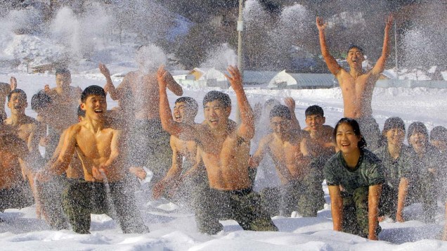 Integrantes das forças armadas sul-coreana durante treino militar na neve
