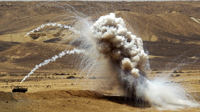 Fumaça ergue-se durante treinamento do exército militar israelense