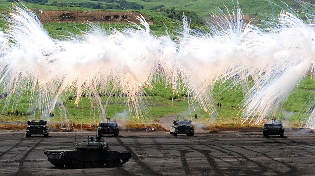 Tanques e helicópteros da Defesa do Japão participam de treinamento militar, próximo ao monte Fuji