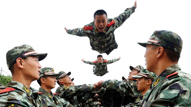 Soldados militares participam de treinamento em Tongling, na província de Anhui, na China