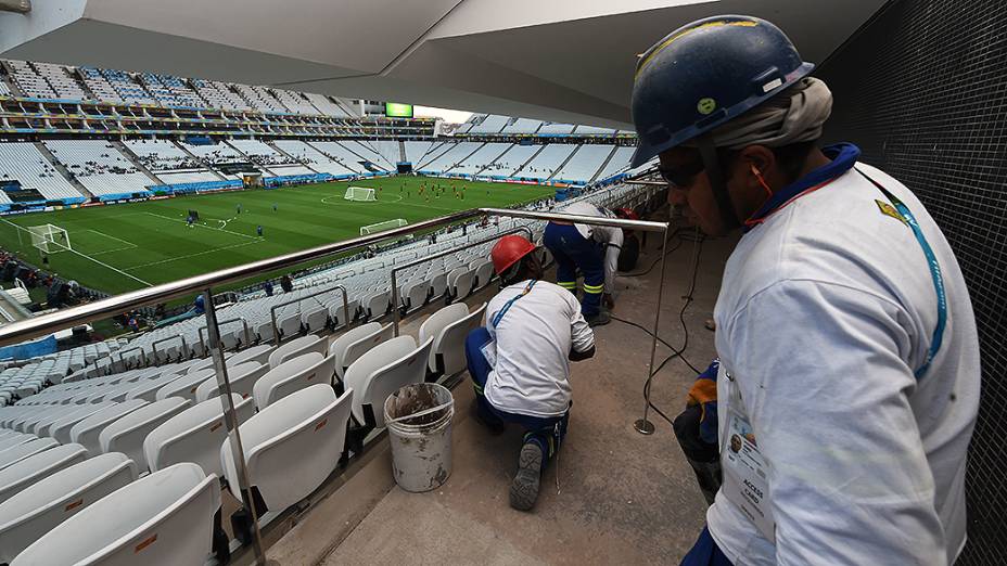 Funcionários fazem últimos ajustes no Itaquerão antes da abertura da Copa do Mundo, em São Paulo