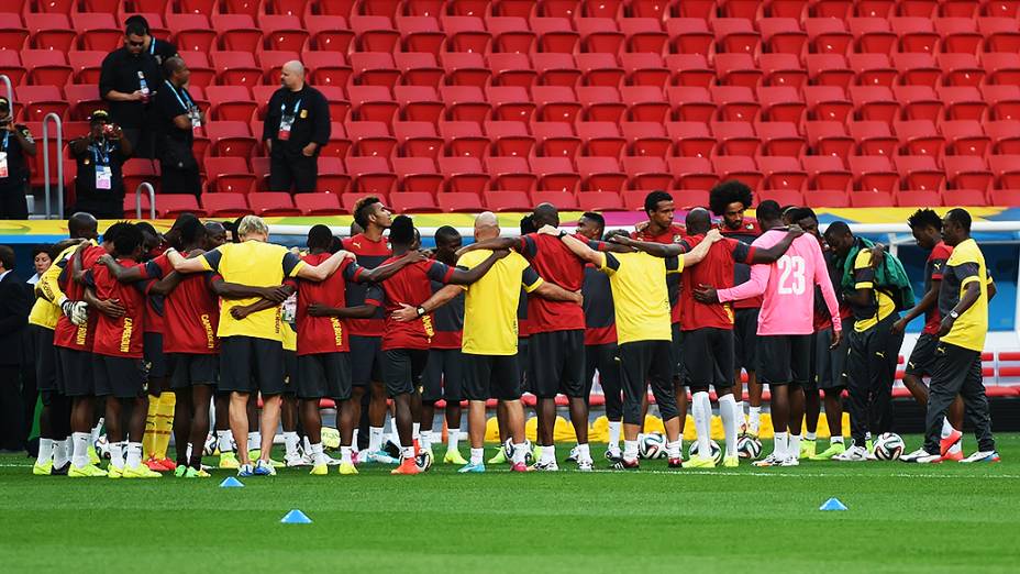 Seleção de Camarões, neste domingo (22), em treinamento no estádio Mané Garrincha, em Brasília