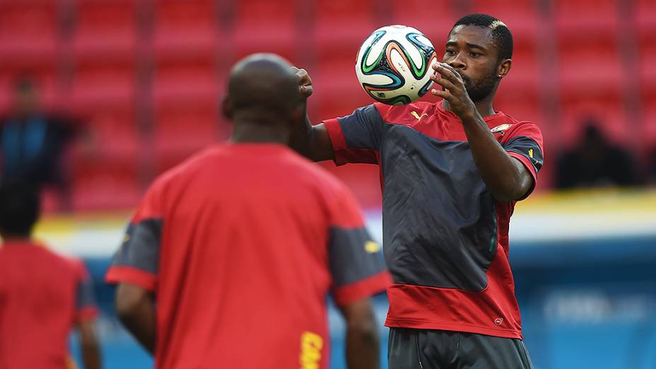 Seleção de Camarões, neste domingo (22), em treinamento no estádio Mané Garrincha, em Brasília