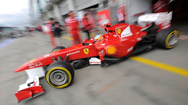 O espanhol Fernando Alonso deixa os boxes durante o treino classificatório para o GP da Alemanha