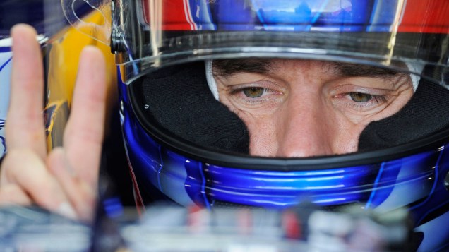 Mark Webber, da Red Bull Racing, aguarda dentro do carro o início da terceira sessão do treino classificatório para o GP da Alemanha