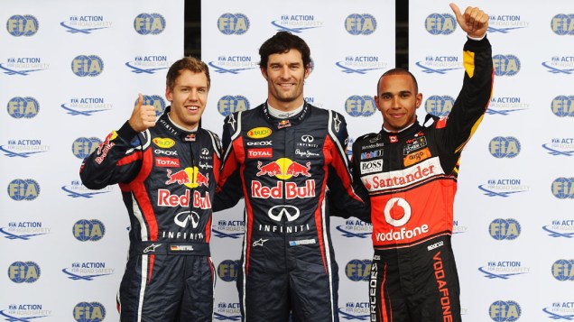 Sebastian Vettel (terceiro lugar no grid de largada), Mark Webber (pole position) e Lewis Hamilton (segundo lugar) posam para fotógrafos após o treino classificatório para o GP da Alemanha