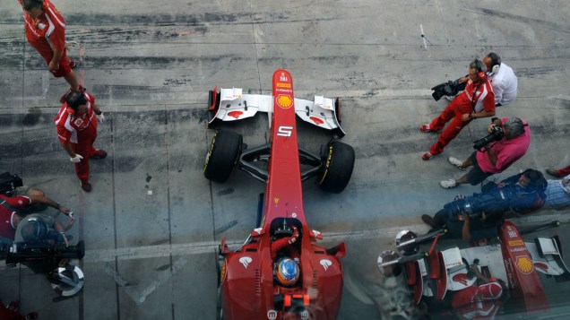 O espanhol Fernando Alonso, da Ferrari, se prepara para os treinos classificatórios do GP da Itália