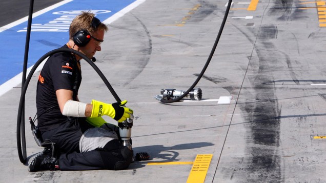 Mecânico da McLaren aguarda o pit-stop da equipe, durante o treino classificatório do GP da Itália