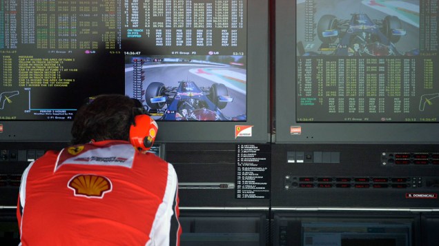 Membro da equipe Ferrari acompanha informações sobre os treinos classificatórios do GP da Itália