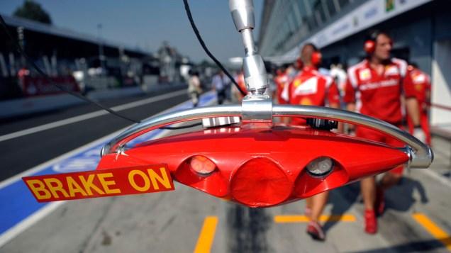 Placa de sinalização em frente aos boxes da Ferrari, durante o GP da Itália
