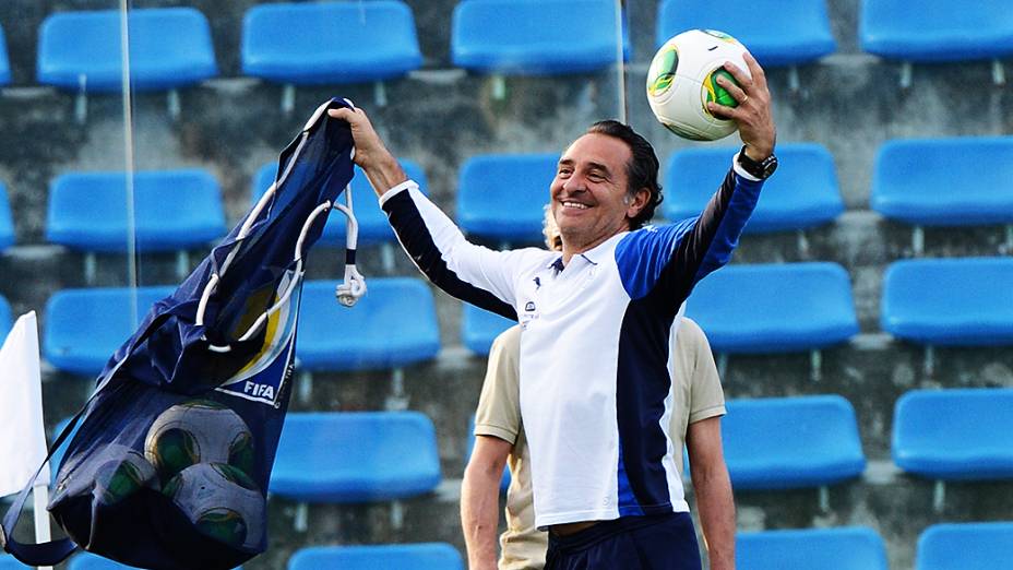 Cesare Prandelli durante treino nesta terça-feira (25), em Fortaleza