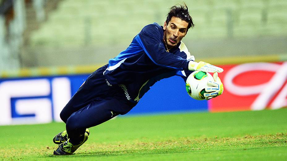 Goleiro da Itália durante jogo pela Copa das Confederações no Brasil