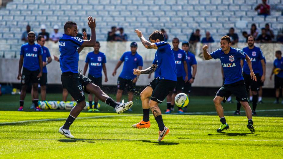 Jogadores durante treino realizado na Arena Corinthians