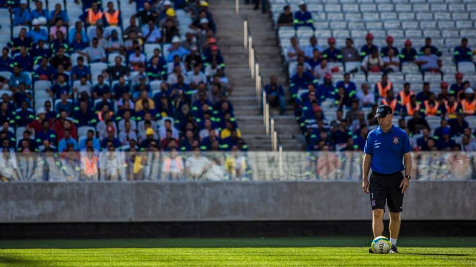 Jogadores durante treino realizado na Arena Corinthians